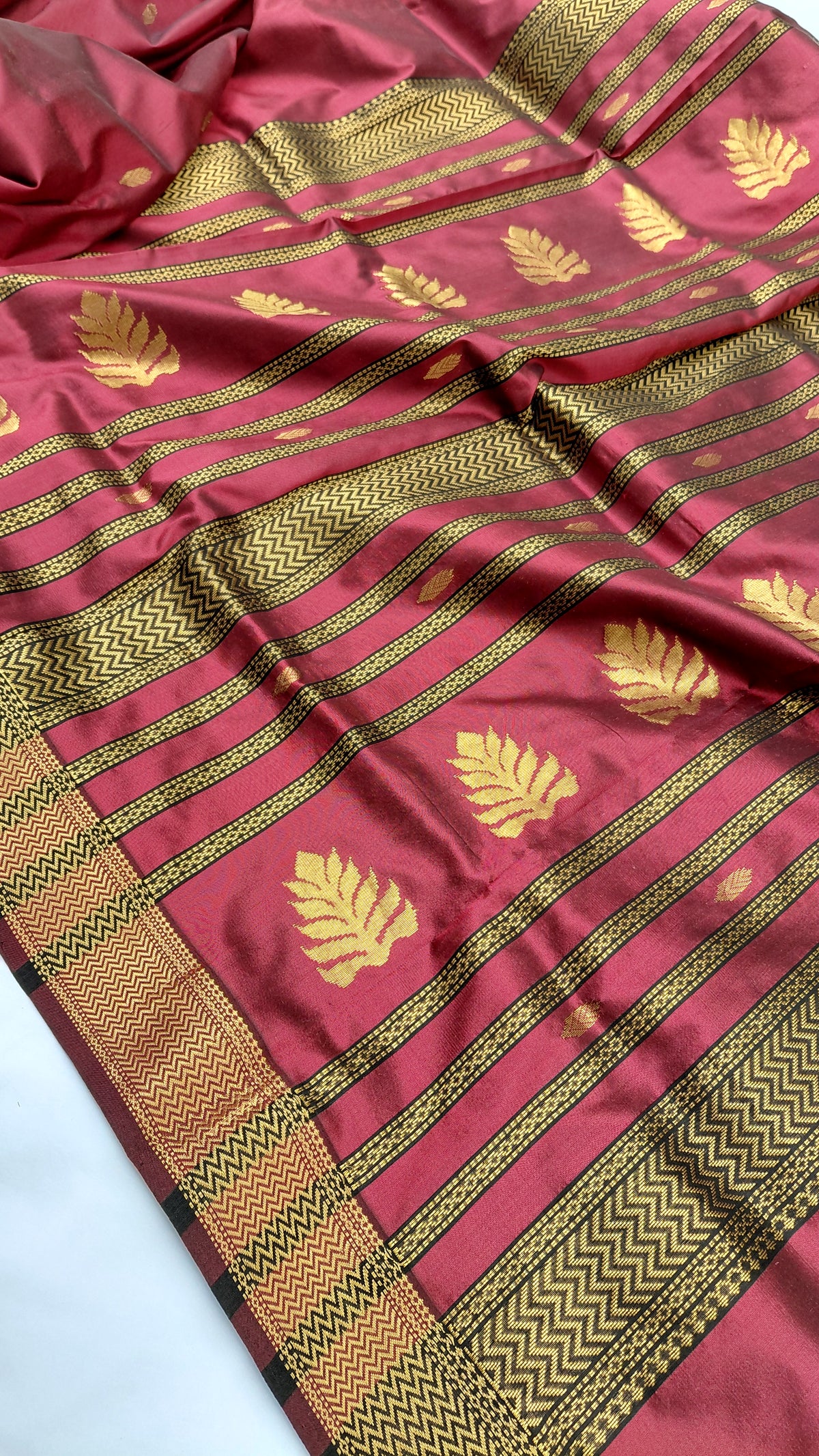 hand woven pure silk deep maroon maheshwari saree