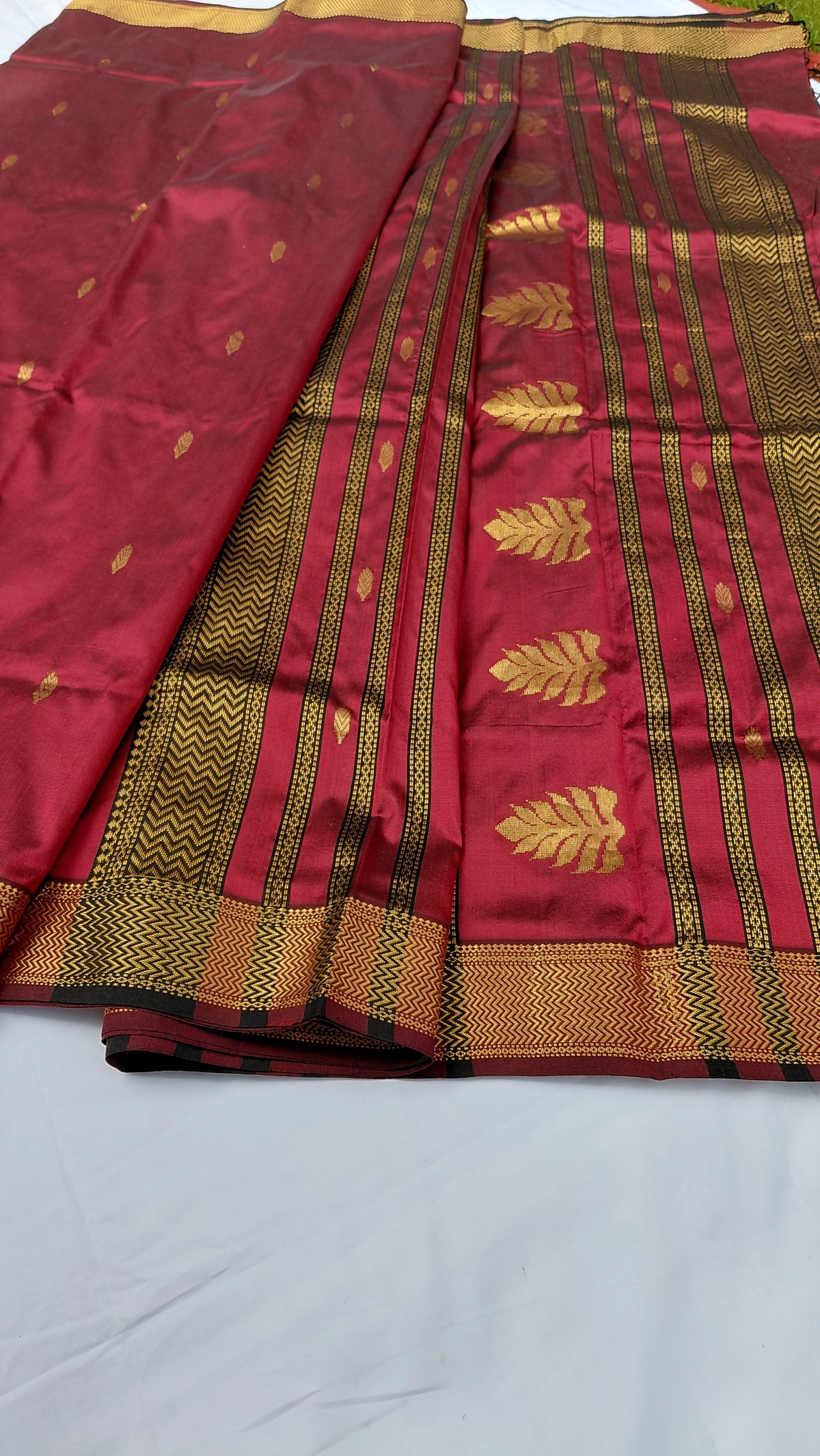 hand woven pure silk deep maroon maheshwari saree