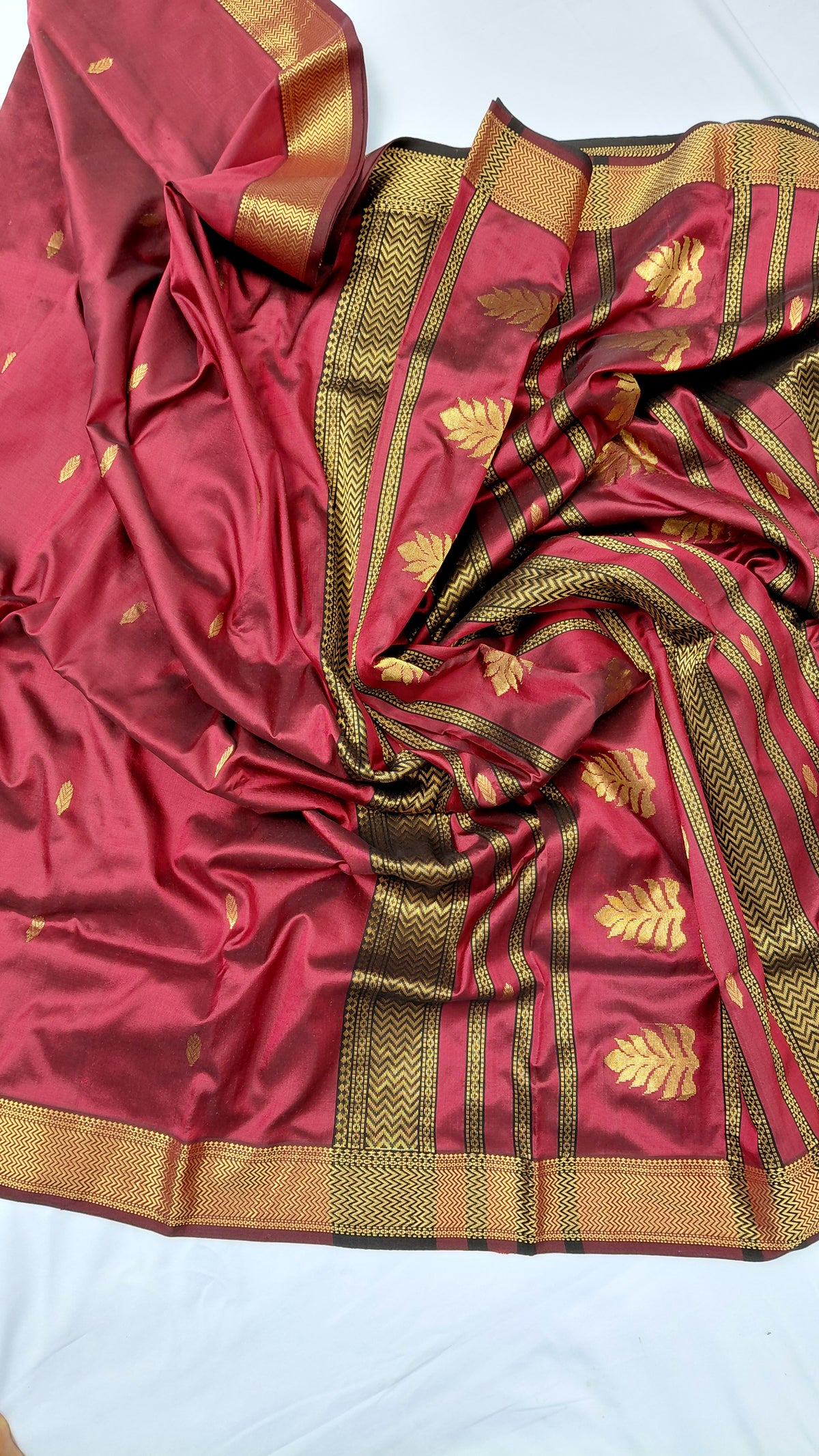hand woven pure silk deep maroon maheshwari saree